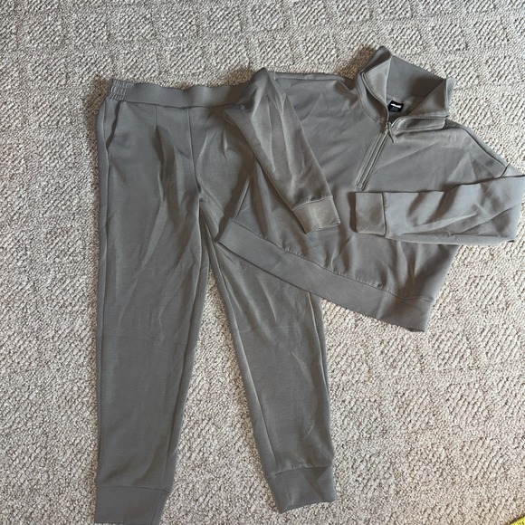 Avia Pants - Womens Avia 2 piece Tan sweatsuit 1/2 zip shirt (small 4-6) pleated pants XS